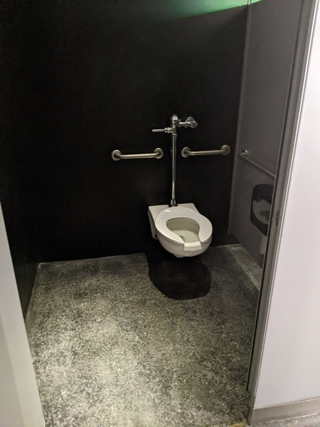 Salle de toilette hommes au rez-de-chaussée