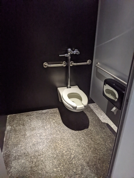 Salle de toilette hommes à la mezzanine