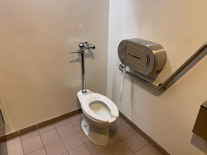 Salle de toilette près du salon Orange
