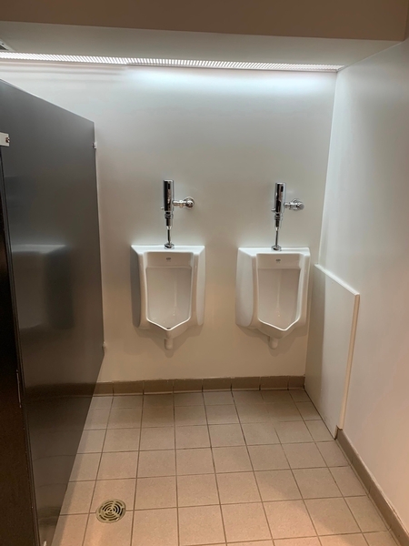 Salle de toilette des hommes près de la réception
