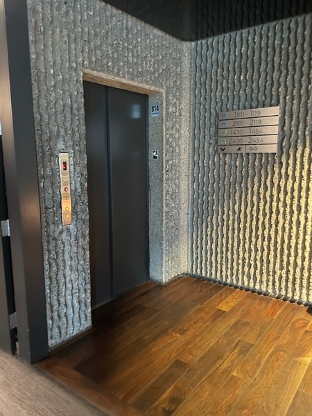 Ascenseur pour déplacements aux étages de l'hôtel 