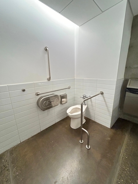 Salle de toilette universelle - Pavillon Maison-Des-Marins - Atelier Archéo-aventure