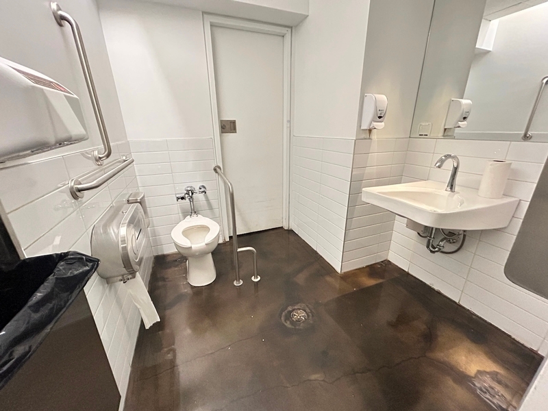 Salle de toilette universelle - Pavillon Maison-des-Marins - 2e étage