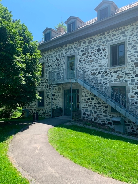 Entrée extérieure secondaire de la maison Smith