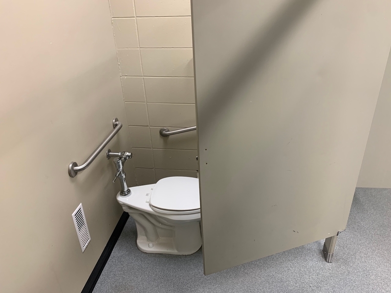 Cabinet de toilette pour homme (porte ouvrant dans la zone de transfert)
