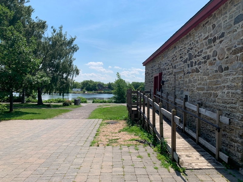 Rampe d'accès pour l'entrée secondaire