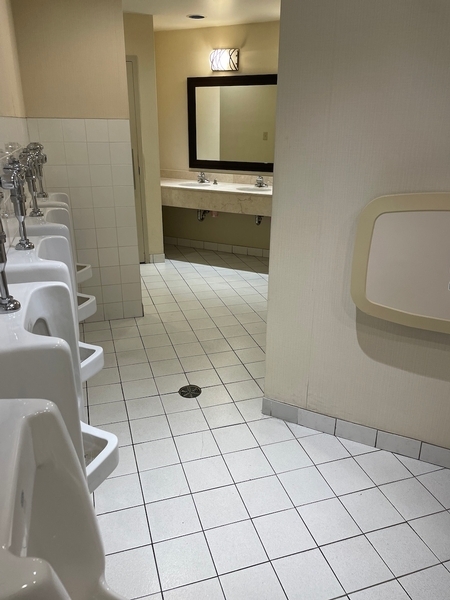 Salle de toilettes homme près des salles de banquets
