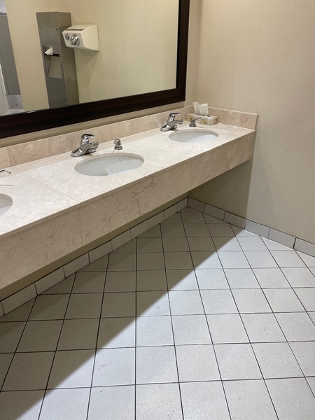 Salle de toilettes homme près des salles de banquets
