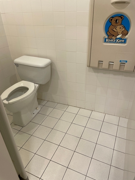 Salle de toilettes femme près des salles de banquets