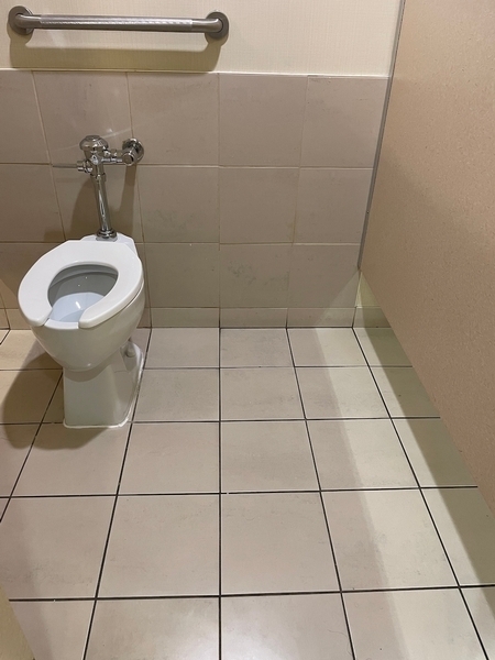 Salle de toilettes homme près de la salle d'entraînement