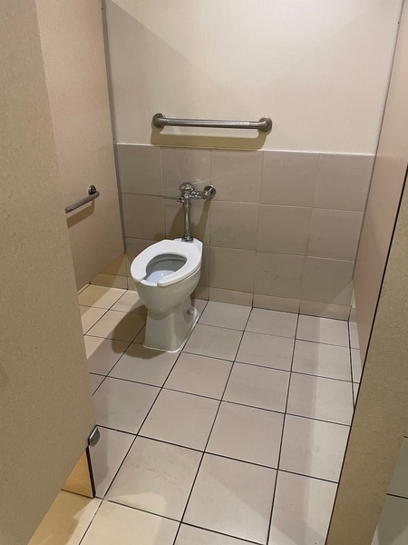Salle de toilettes homme près de la salle d'entraînement