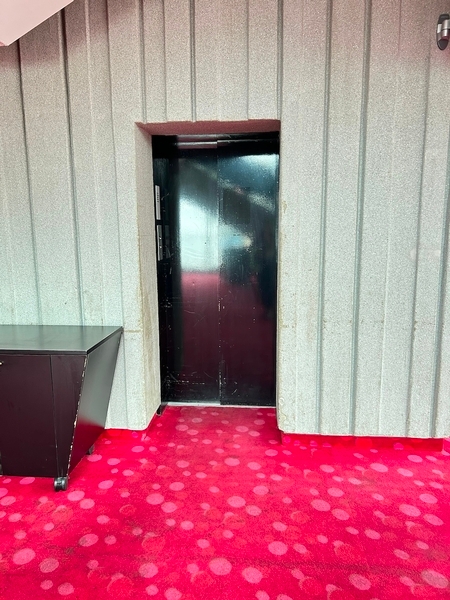 Porte de l'ascenseur à l'intérieur du théâtre