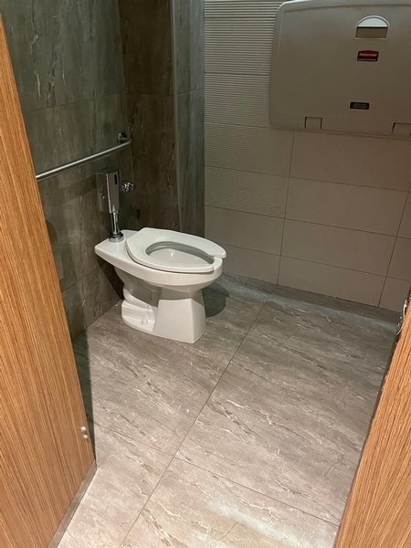 Salle de toilettes homme près de la réception