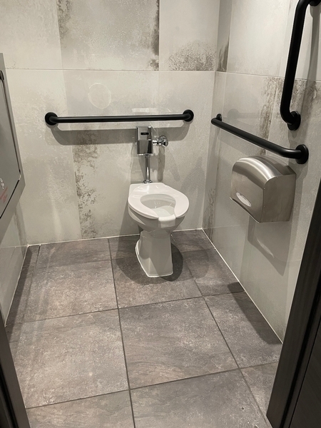 Salle de toilettes des hommes au sous-sol du Centre des congrès