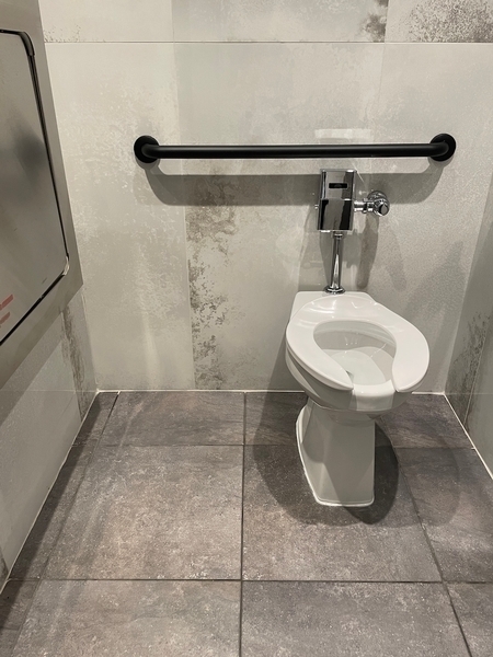 Salle de toilettes des hommes au sous-sol du Centre des congrès