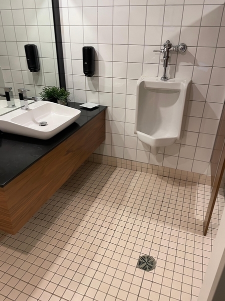 Salle de toilette homme près des salles de conférences