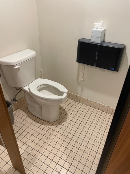 Salle de toilette homme près des salles de conférences