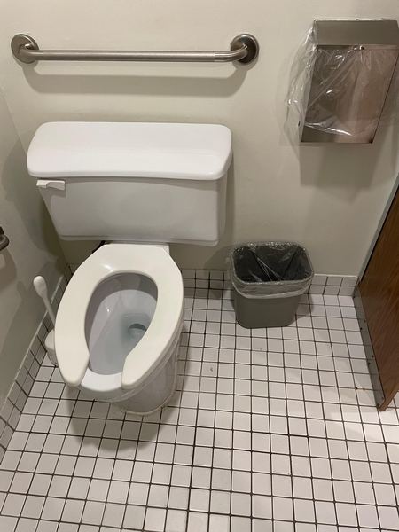 Salle de toilette femme près des salles de conférences