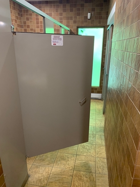 Porte ouvrant dans l'allée - toilettes au centre d'interprétation