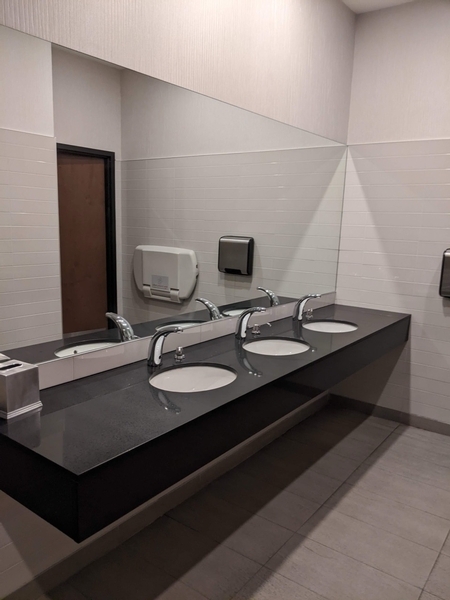 Salle de toilette femmes proche de la réception