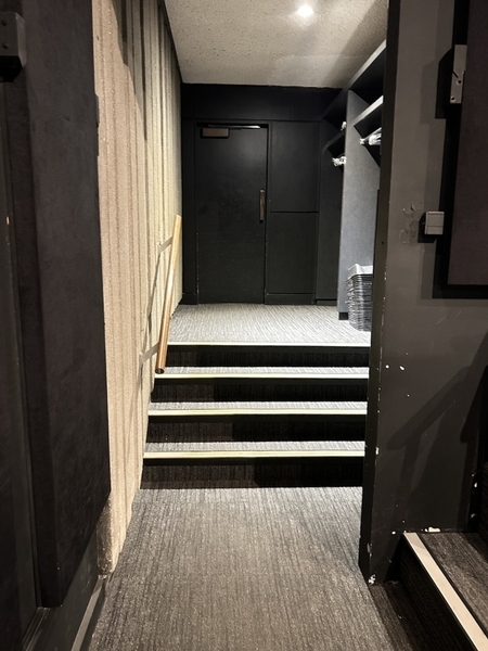 Escalier principal dans la salle de diffusion