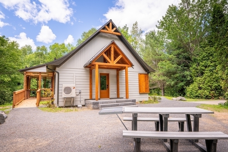 Terrasse, table accessible et entrée non-accessible (Crédit photo : Parcs Canada)