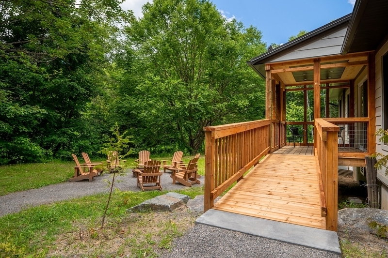 Terrasse (photo à titre indicatif, prise au chalet 3001) (Crédit photo : Parcs Canada)