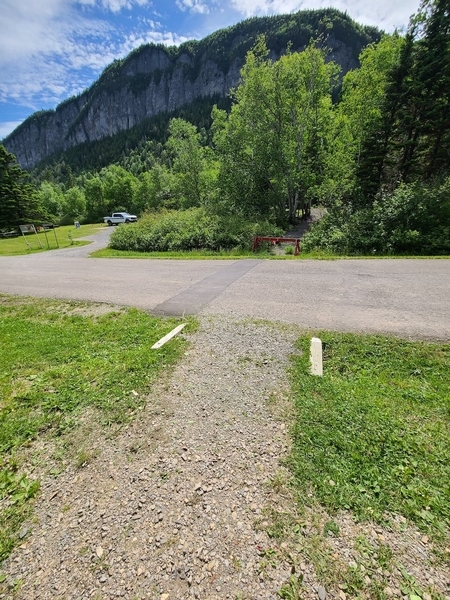 Allée menant à l'entrée - Bâtiment de services Camping Cap-Bon-Ami