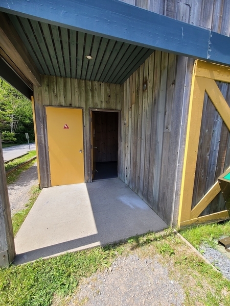 Entrée des salles de toilettes