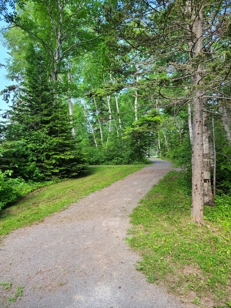 Sentier menant aux salles de toilettes