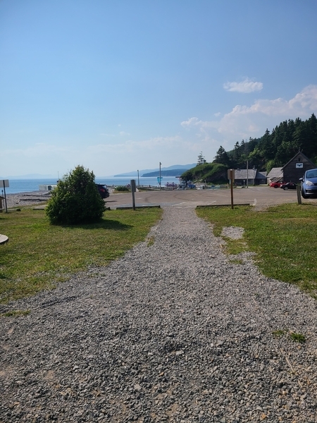 Allée menant au bâtiment en gros gravier