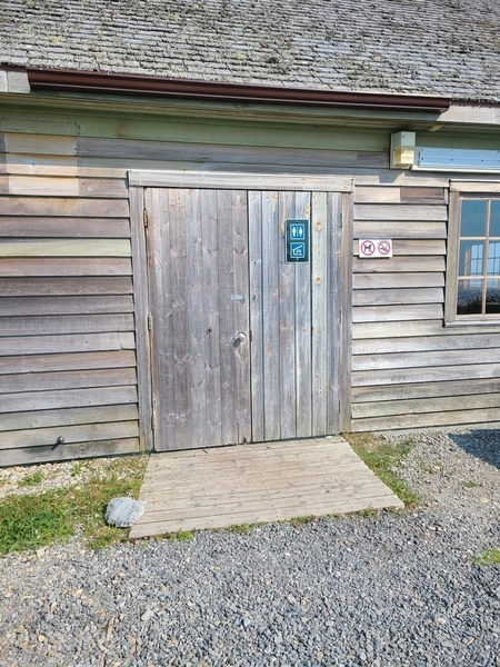 Porte d'entrée du bâtiment