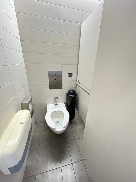 Cabinet de toilette muni d'une barre d'appui