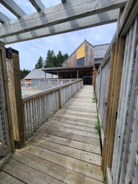 Rampe menant de la terrasse aux jeux extérieurs