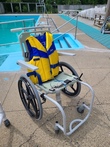 Fauteuil roulant aquatique disponible pour prêt