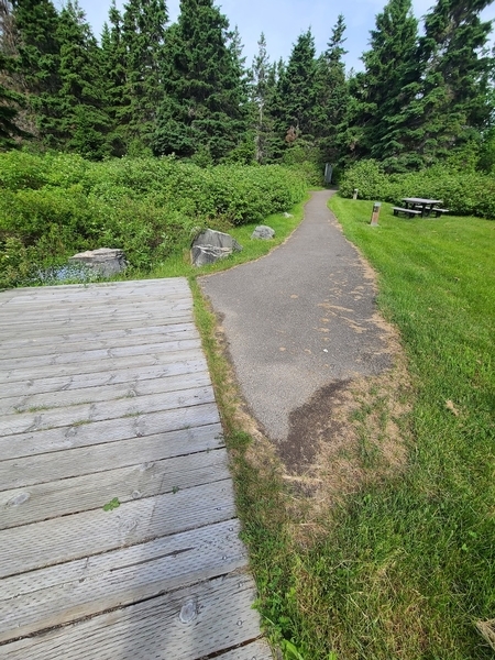 Chemin menant au bâtiment (pente de 10%)