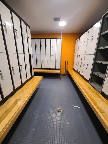 Vestiaires et pole de métal pour faciliter le lever