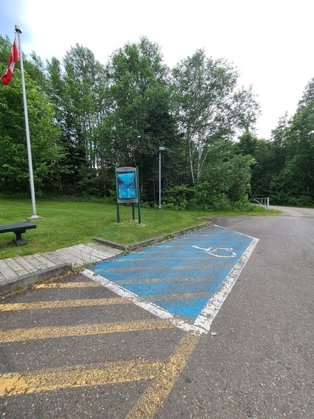 Place de stationnement réservée et rampe de 6%