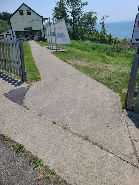 Allée menant aux deux bâtiments