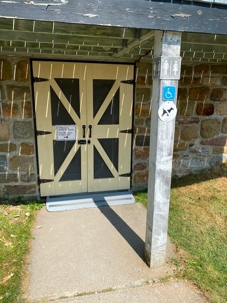 Porte d'entrée menant aux salles de toilettes