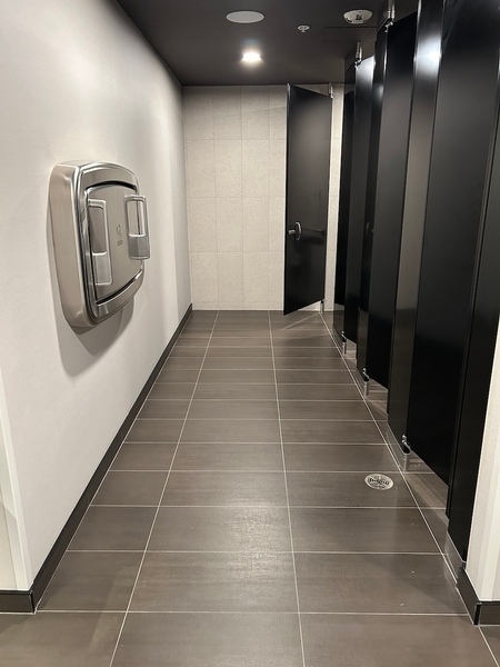 Salle de toilettes femme au 10e étage (près du gym et de la terrasse)