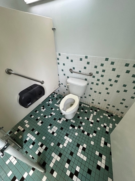 Auberge - Salle de toilettes (homme) près de l'accueil 