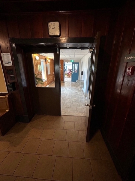 Auberge - Porte du Petit salon donnant accès aux toilettes et la cafétéria