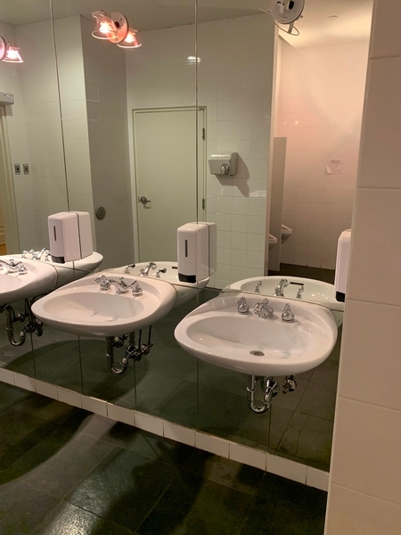 Salle de toilette des hommes au 2e étage