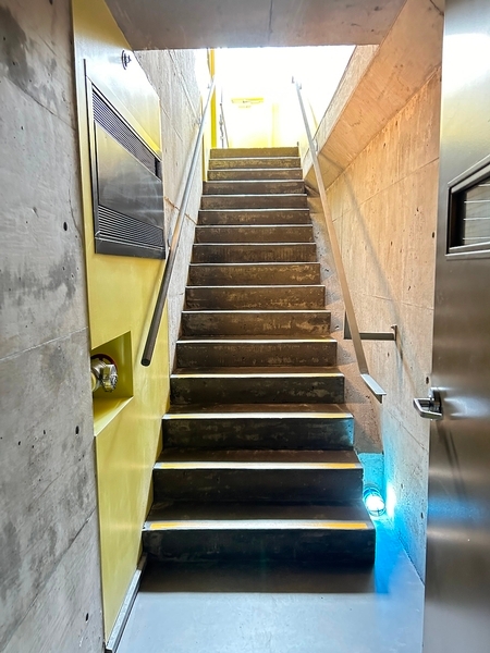 Escalier menant au rez-de-chaussée