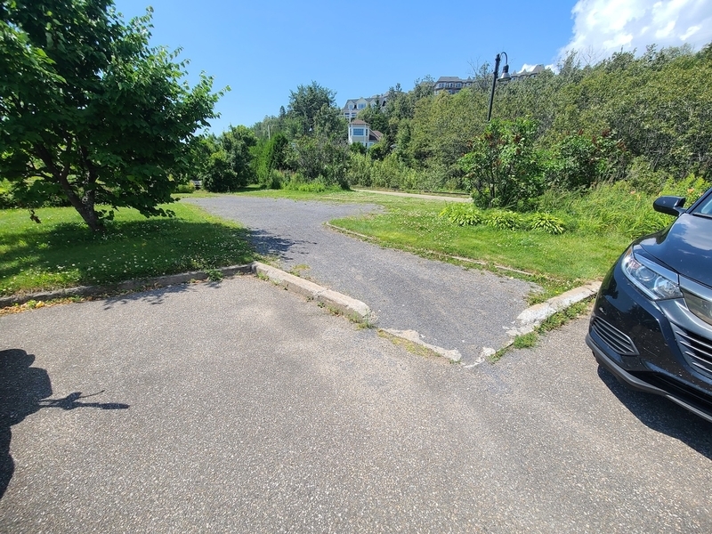 Accès au sentier accidenté