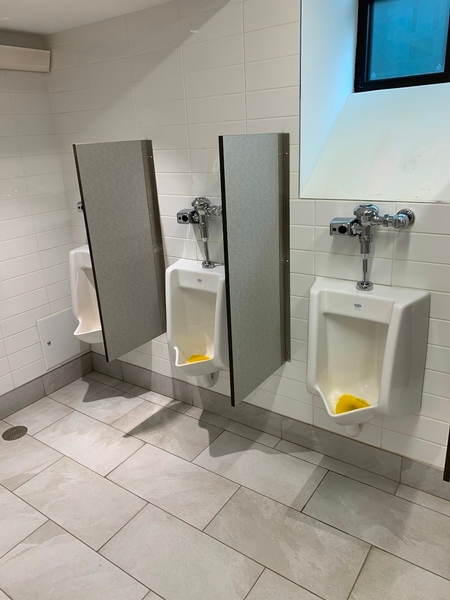 Salle de toilette des hommes au belvédère Kondiaronk