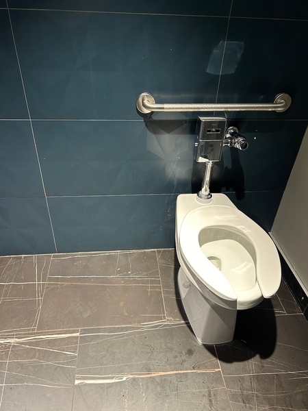 Salle de toilettes homme au 2e étage, près du restaurant