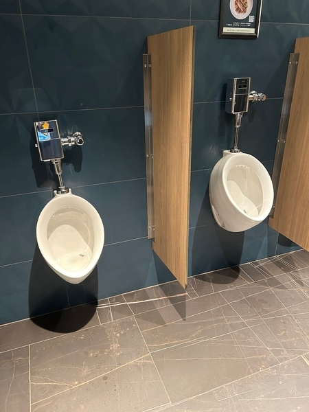 Salle de toilettes homme au 2e étage, près du restaurant