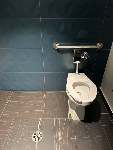 Salle de toilettes femme au 2e étage, près du restaurant